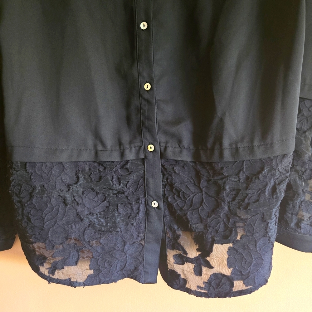 Doe & Rae Lace Accent Top PTP=20.5" - Picture 4 of 6